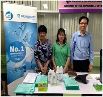 Booth exhibition งานประชุมวิชาการทันตแพทย์กองทัพบกประจำปี 2558 ผลิตภัณฑ์น้ำยาล้างเครื่องมือแพทย์ น้ำยาฆ่าเชื้อ  ภก.ชัยวัฒน์ ผู้จัดการผลิตภัณฑ์ น้ำยาล้างเครื่องมือแพทย์ ดร.ไวเก็ต ภายใต้แบรนด์นีโอดีสเชอร์ ผลิตภัณฑ์ ชั้นนำจากเยอรมันนี